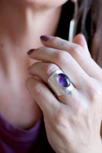 Anell de plata amb Ametista natural.