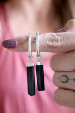 Arracades de plata amb Turmalina negra.