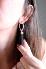 Arracades de plata amb Turmalina negra.