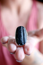 Anell de plata amb Turmalina negra.
