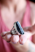 Anell de plata amb Turmalina negra.