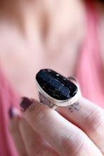 Anell de plata amb Turmalina negra.