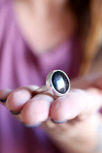 Anell de plata amb Turmalina negra.