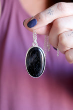Penjoll de plata amb Turmalina negra i papallones.
