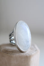 Anell de plata amb Pedra Lluna natural.