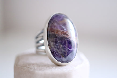 Anell de plata amb Ametista gran natural.