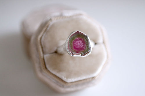 Anell de plata amb Turmalina Síndria natural.