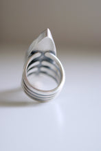 Anell de plata amb Calcedònia cristal.litzada natural.