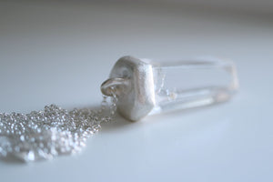 Penjoll de plata amb cristall de Quars natural.