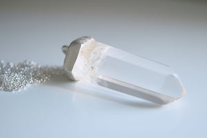 Penjoll de plata amb cristall de Quars natural.