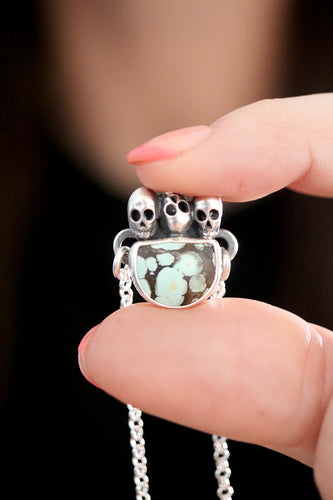 Penjoll de plata amb Turquesa natural i Calaveres.