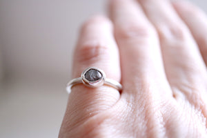 Anell de plata amb Diamant natural en brut.