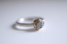 Anell de plata i or de 18kt amb Diamant en brut.