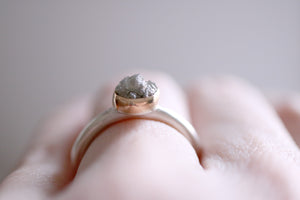 Anell de plata i or de 18kt amb Diamant en brut.