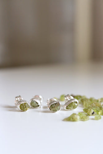 Arracades de plata amb Peridot en brut.