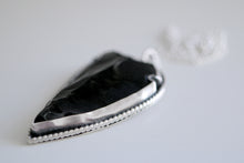 Penjoll de plata amb punta de fletxa d'Obsidiana.
