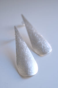 Arracades de plata en forma de gota.