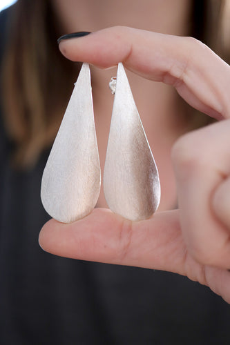 Arracades de plata en forma de gota.