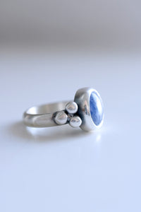 Anell de plata i boletes amb Safir blau.