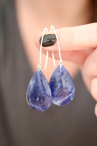 Arracades de plata amb llàgrimes de Sodalita.