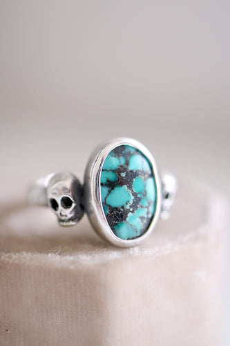 Anell de plata amb Turquesa natural i dues Calaveres.