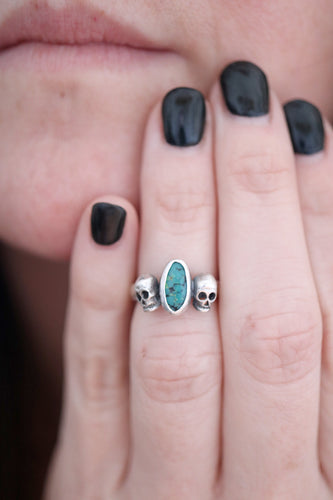 Anell de plata amb Turquesa natural i dues Calaveres.