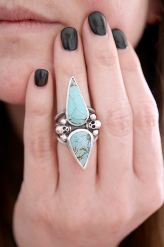 Anell de plata amb Turqueses naturals i dues Calaveres.