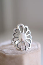 Anell Navajo. Anell de plata en forma de flor.