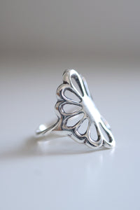 Anell Navajo. Anell de plata en forma de flor.