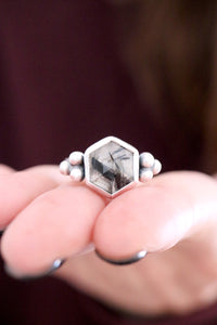 Anell de plata amb Quars amb Turmalina hexagonal i dues Calaveres.