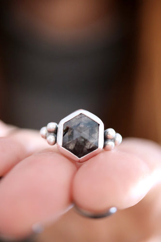 Anell de plata amb Quars amb Turmalina hexagonal.