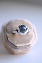 Anell de plata amb Quars amb Turmalina hexagonal.