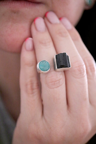 Anell de plata amb cristall de Turmalina negra i Turquesa natural.