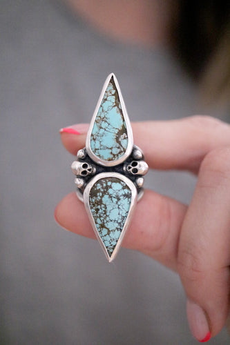 Anell de plata amb Turqueses naturals i dues Calaveres.