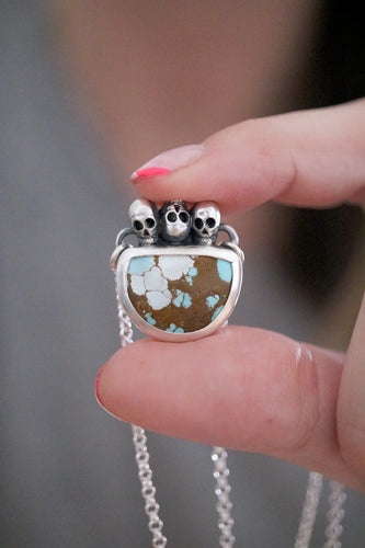 Penjoll de plata amb Turquesa natural i Calaveres.