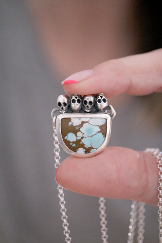 Penjoll de plata amb Turquesa natural i Calaveres.