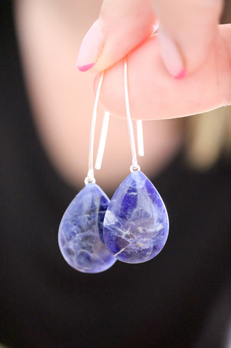 Arracades de plata amb llàgrimes de Sodalita.