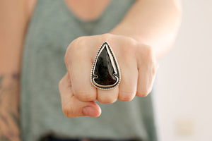 Anell de plata amb punta de fletxa d'Obsidiana.