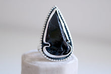 Anell de plata amb punta de fletxa d'Obsidiana.